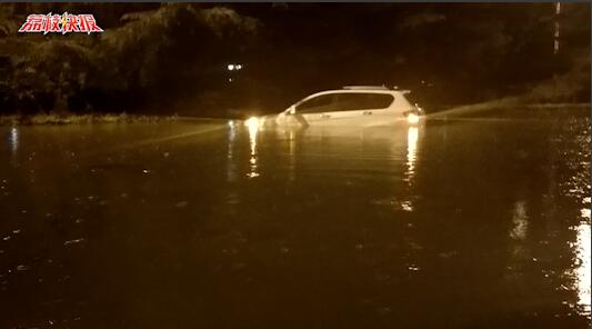 徐州暴雨突袭多车被困 民警水中“解救”十余辆车