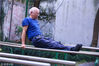 2018年8月22日，杭州，老人名叫应守岩，已经80岁了，退休以后就几乎每天早上在这里锻炼。不同于其他人，应爷爷的“战场”主要在单双杠区域。