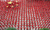 2009年9月22日，江西省德兴市铜矿第二小学校园内，1000多名小学生以自己的身体拼成巨型国旗，喜迎祖国60华诞。卓忠伟  程雪朝/视觉中国