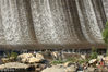 2018年8月23日，山东泰安。暴雨过后，泰山西溪百丈崖，瀑布犹如玉龙，宛如白雪，从崖巅凌空而降，不少市民及游客驻足壮观的瀑布前，流连忘返。