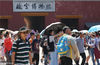 2018年8月23日，北京，中外游客“扎堆”故宫，景区迎暑期客流高峰，虽然故宫已采取了每日限流8万人次的措施，但游人热情不减。视觉中国