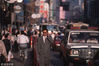 1995年10月1日，上海南京路上，一名戴着墨镜的男士正在打电话。