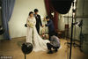 1986年7月6日，上海，一对夫妇正在影楼内拍摄婚纱照。