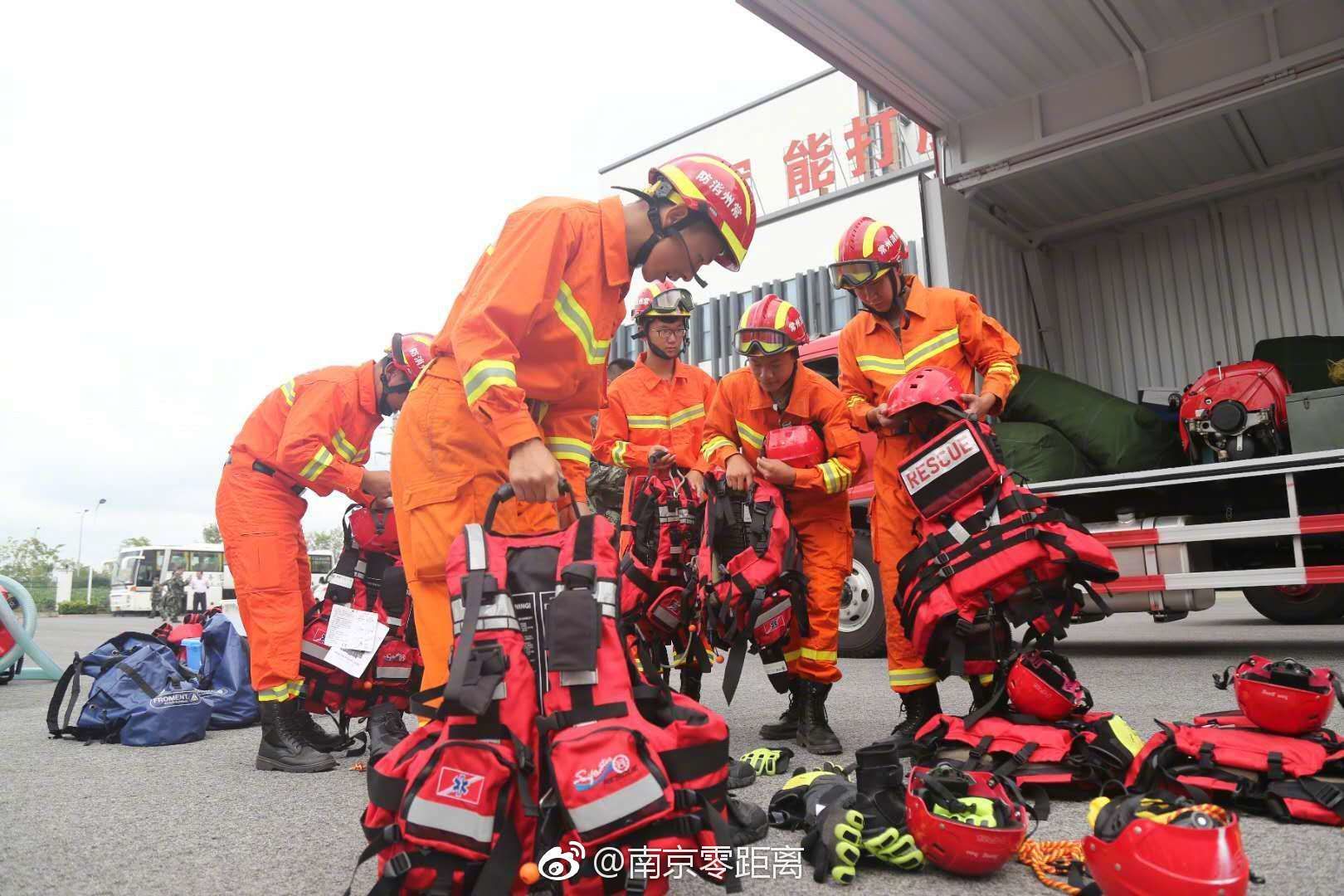 8月26日,由江苏消防总队参谋长陆军带队,共调集全省11个支队,总队