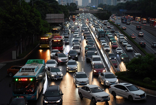 广州：开四停四正式施行 部分路段晚高峰时段车流繁忙
