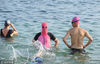2018年8月2日，大连付家庄海滨浴场，一些大妈大叔头戴“脸基尼”在大海里畅游。