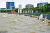 2018年8月3日，台风“云雀”登陆上海，浦东滴水湖掀起了惊涛骇浪。