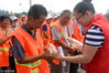 2018年8月3日，山东省茌平县七彩年轮志愿者协会将3500只爱心水杯发送到每一位环卫工人手中。