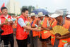 2018年8月3日，山东省茌平县七彩年轮志愿者协会将3500只爱心水杯发送到每一位环卫工人手中。据当地气象显示，近期天气气温已经达到35—40度。史奎华/视觉中国