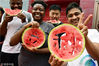 2018年8月4日，江苏镇江，江苏大学的外国留学生和镇江市杨家门社区居民在吃西瓜“啃秋”。