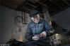 2018年，安徽省宣城泾县丁家桥镇的一个私人家庭小作坊——后山剪刀铺，后山剪刀传人正在手工制作剪刀。（具体拍摄日期不详）