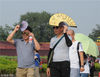 2018年8月4日，北京持续“蒸烤”模式、酷热难耐，天安门及长安街的游客冒酷暑游览，并用遮阳帽、伞、折扇等物品遮阳防暑。