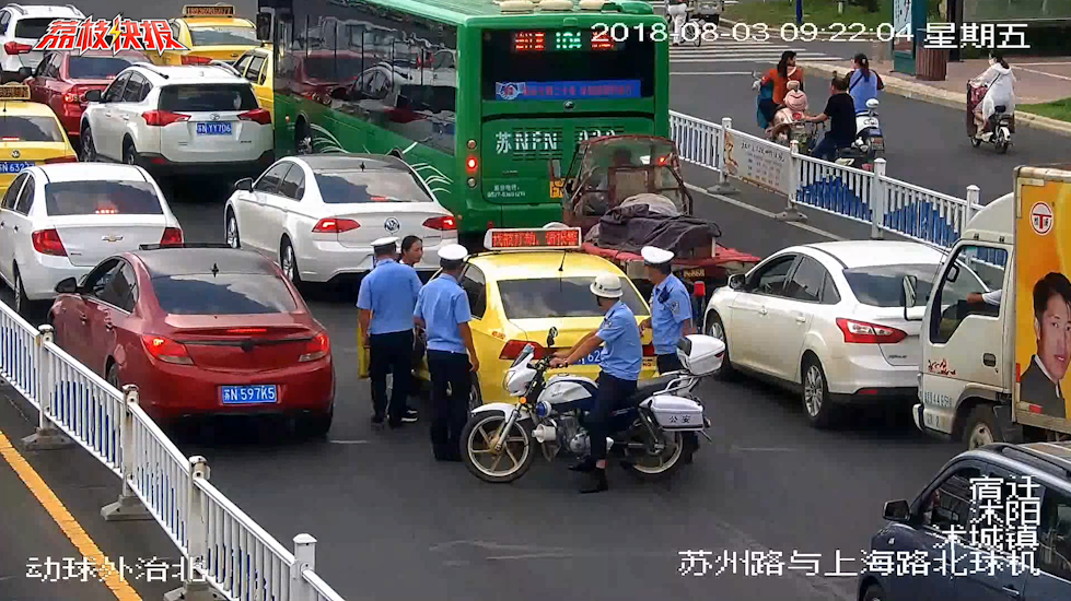 出租车闹乌龙 顶灯惊现“我被打劫，请报警”