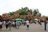 2018年8月5日，哈尔滨，游客排队在东北虎林园看老虎。