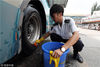 2018年8月5日，济南，班元磊按时先修车辆、擦拭轮胎。