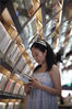 2018年8月5日，江苏扬州，市区连日来持续高温天气，拥有舒适环境的书店成为读者享受宁静阅读的好去处。许多家长带着孩子及读者来到扬州钟书阁书店阅读、购书，在浓浓书香中度过充实的假期时光。
