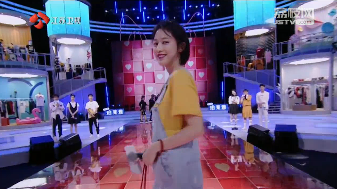 “设计师”张俪现场示范“减龄穿搭”，专业点评不含糊