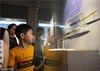2018年8月5日，小朋友在南京博物院观看展出的青铜剑。
