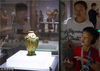 2018年8月5日，家长和小朋友在南京博物院观看展出的三彩陶双鱼瓶。