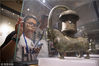2018年8月5日，小朋友在南京博物院观看展出的错银铜牛灯。