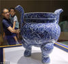2018年8月5日，家长和小朋友在南京博物院观看展出的青花寿山福海纹瓷香炉。苏阳/视觉中国