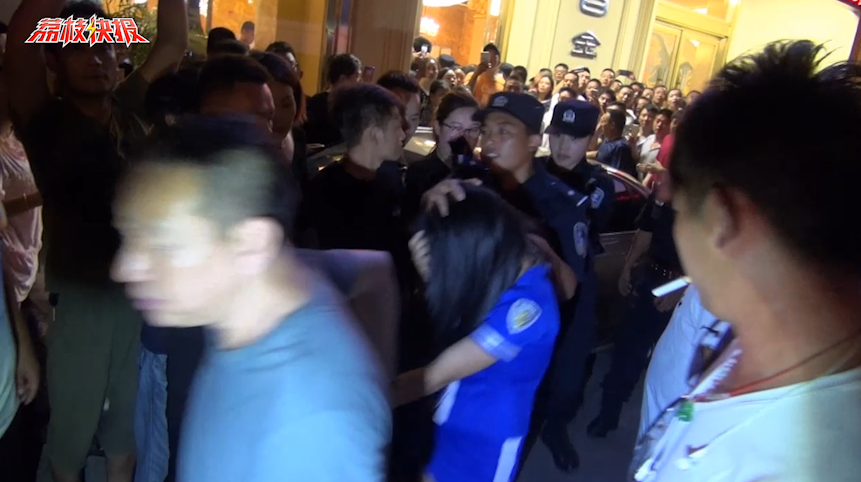 大丰某浴城警方特级行动 抓获涉嫌违法人员十几名