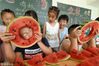 2018年8月6日，河北省邯郸市丛台区蓝天双语艺术幼儿园的小朋友在吃西瓜“啃秋”。郝群英/视觉中国