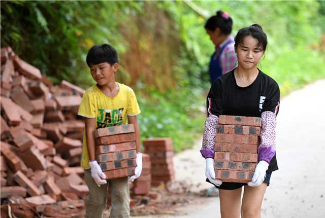 广西柳州：父亲早逝  15岁女孩暑假帮妈妈建房子体会别样心酸