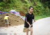 2018年8月5日，广西柳州，在广西柳州市三江侗族自治县洋溪乡勇伟村，梁宏月用铲子转运沙子。