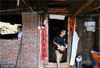 2018年8月5日，广西柳州，在广西柳州市三江侗族自治县洋溪乡勇伟村，梁宏月的亲人帮转运建房子的材料。