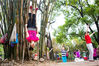 2017年3月21日，广州晓港公园内，不少中老年健身爱好者在竹林中攀上攀下，练习引体向上和倒立，“身手”颇为了得。