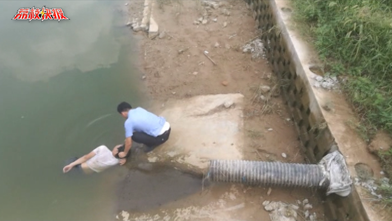 男子酒后骑电动车“飞”进河里 家人请求警察“拘留他”