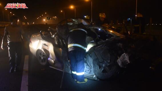 凌晨高架三车追尾 一人被困消防紧急处置