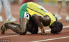 2008年8月20日，北京，2008北京奥运会男子200米决赛，夺冠后的博尔特跪地亲吻跑道。视觉中国