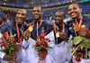 2008年8月24日，中国北京，2008北京奥运会男篮决赛，美国男篮战胜西班牙夺得冠军。科比、詹姆斯、韦德、安东尼在颁奖仪式上合影。Imago/视觉中国