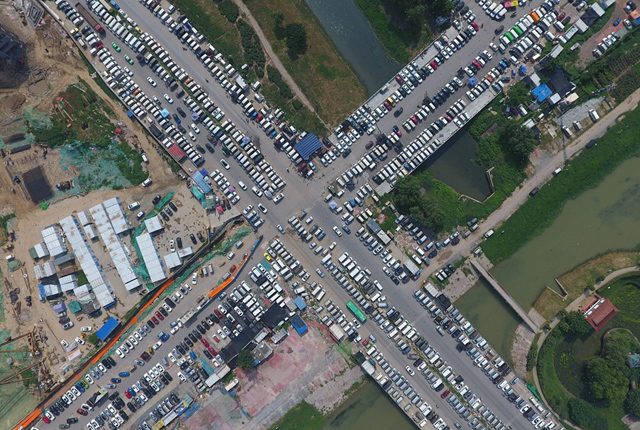 郑州：二手车占道销售场面壮观 市民出行受影响