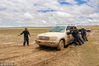 2018年6月23日，青海海西蒙古藏族自治州，青海三江源国家公园保护人员，常年在可可西里无人区腹地巡山，反盗猎反盗采。图为巡山队在巡山途中救援车辆。