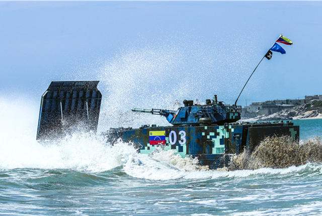 荔枝军事：国际军事比赛接力赛水上项目精彩瞬间