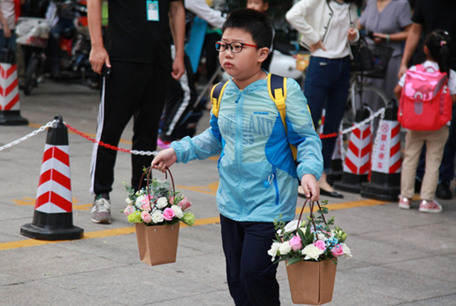 南京：教师节来临  小学生为老师送上节日鲜花