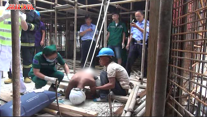 看着就疼！两根8米长钢管刺入身体