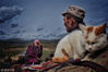2018年9月11日，新疆阿勒泰美丽的托勒海特夏牧场天气逐渐变冷，哈萨克族牧民整理好行裹，抱着孩子，赶着牛羊，浩浩荡荡向秋牧场迁徙。钱捍/视觉中国