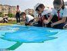2018年9月13日，河北秦皇岛海港区东华里小学学生展示彩绘的“保护臭氧层”环保长卷。