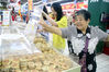 2018年9月12日，消费者在江苏省苏州一家超市购买散装月饼。