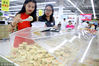 2018年9月12日，消费者在江苏省苏州一家超市购买散装月饼。