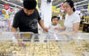 2018年9月12日，消费者在江苏省苏州一家超市购买散装月饼。中秋节临近，月饼逐渐成为各大商场、超市的热销食品。在全社会倡导节俭风气的氛围中，平价散装月饼受到消费者喜爱。王建康/视觉中国
