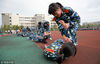 2014年9月22日，江苏扬州大学能动学院军训增加了“女子防狼术”这一项，组织新生学习一些女子防狼术，并邀请老生也参与学习，让女生们不仅在思想上引起重视，在体格上也能有自卫能力。司新利/视觉中国