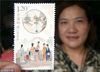 2018年9月15日，一名集邮爱好者在江苏苏州邮政局展示刚购买的《月圆中秋》特种邮票。