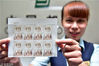2018年9月15日，中国邮政集团公司河北省新乐市分公司工作人员展示刚刚发行的《月圆中秋》特种邮票。