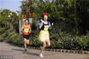 2018年9月15日，上海迪士尼度假区首个路跑赛事“奇跑迪士尼”鸣枪起跑。本次赛事设三种长度的赛程，分别为3.5公里、5公里及10公里，适合不同年龄段参与，吸引了众多路跑爱好者前来参加。  汤彦俊(上海分社)/中新社/视觉中国