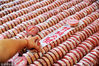 2016年9月6日，四川泸州，纳溪区上马镇的杨祚芬师傅展示制作好的月饼。杨涛/视觉中国
